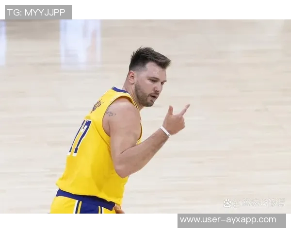 爱德华兹首节火力全开9投6中砍下14分2板3助与东契奇展开激烈对决